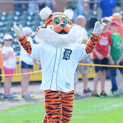 South Paw | Mascot Hall of Fame